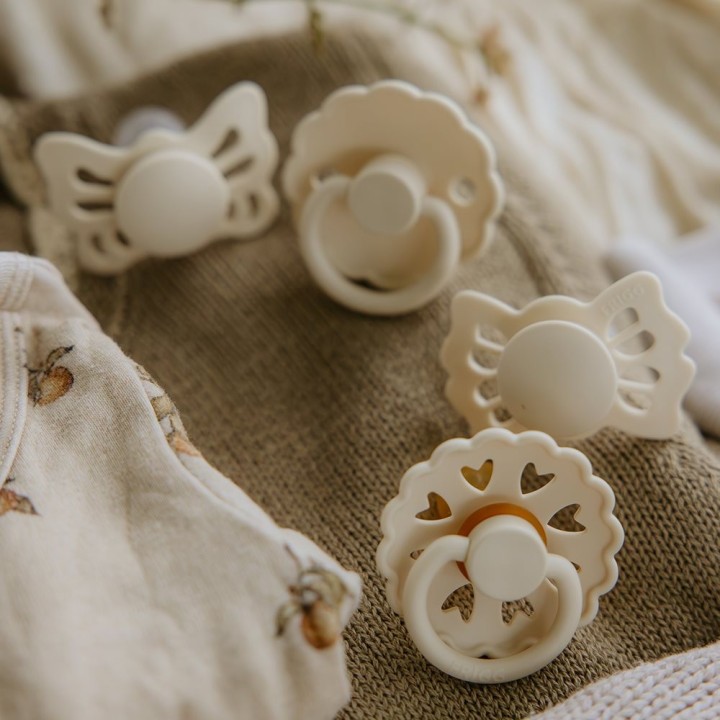 BABY'S FIRST PACIFIER 4 PACK FLORAL HEART CREAM 0+